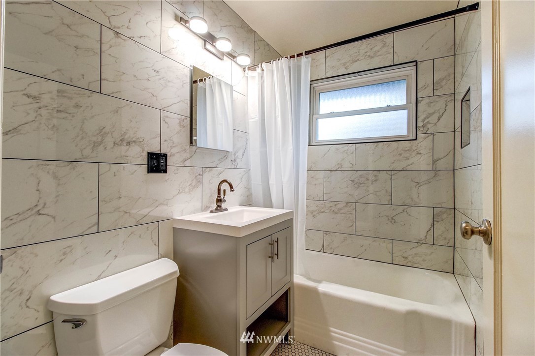 8250 Corliss Avenue North Seattle, WA 98103 - Photo 15 of 37