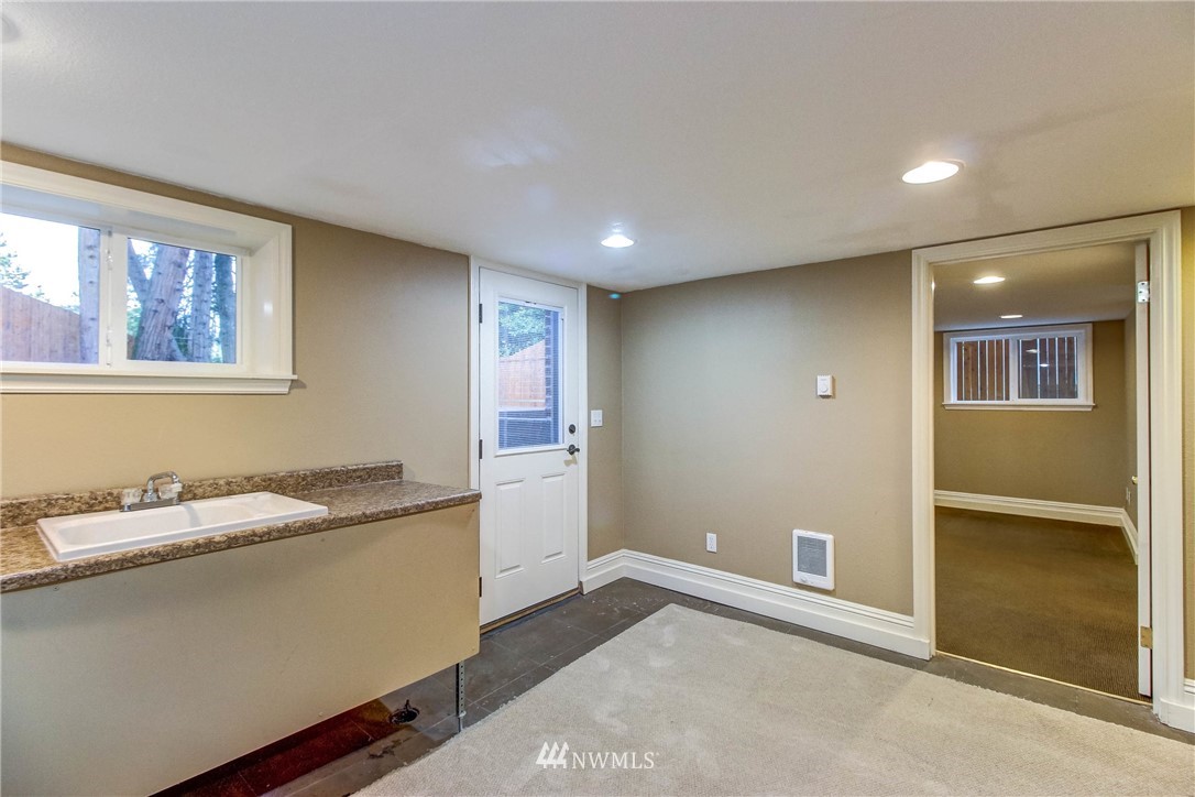 8250 Corliss Avenue North Seattle, WA 98103 - Photo 18 of 37