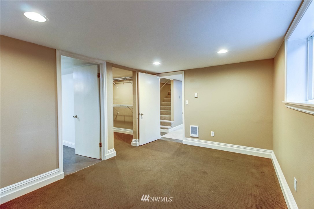 8250 Corliss Avenue North Seattle, WA 98103 - Photo 20 of 37