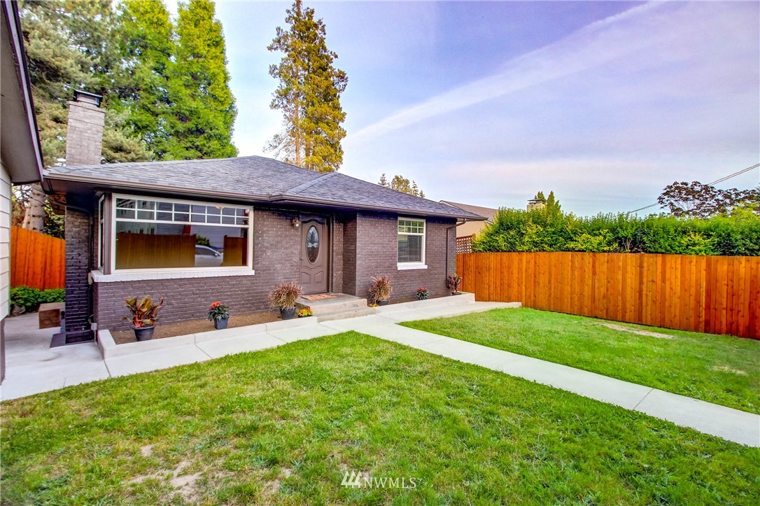 8250 Corliss Avenue North Seattle, WA 98103 - Photo 3 of 37