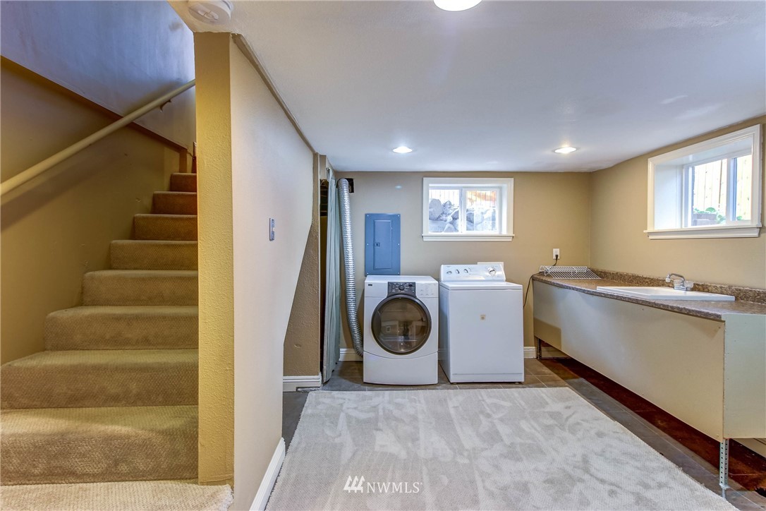 8250 Corliss Avenue North Seattle, WA 98103 - Photo 24 of 37