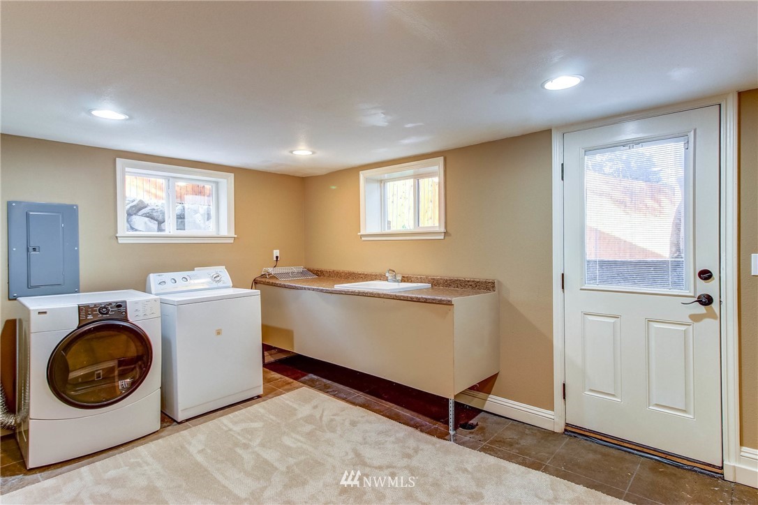 8250 Corliss Avenue North Seattle, WA 98103 - Photo 25 of 37
