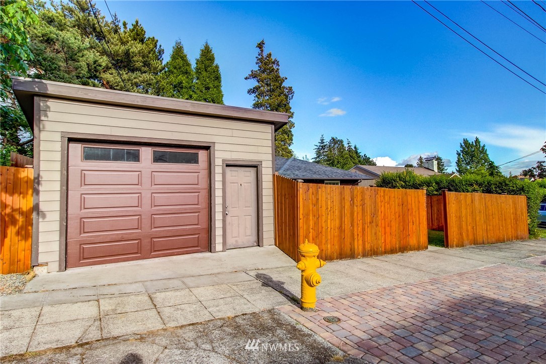 8250 Corliss Avenue North Seattle, WA 98103 - Photo 26 of 37