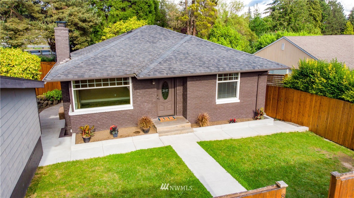 8250 Corliss Avenue North Seattle, WA 98103 - Photo 4 of 37