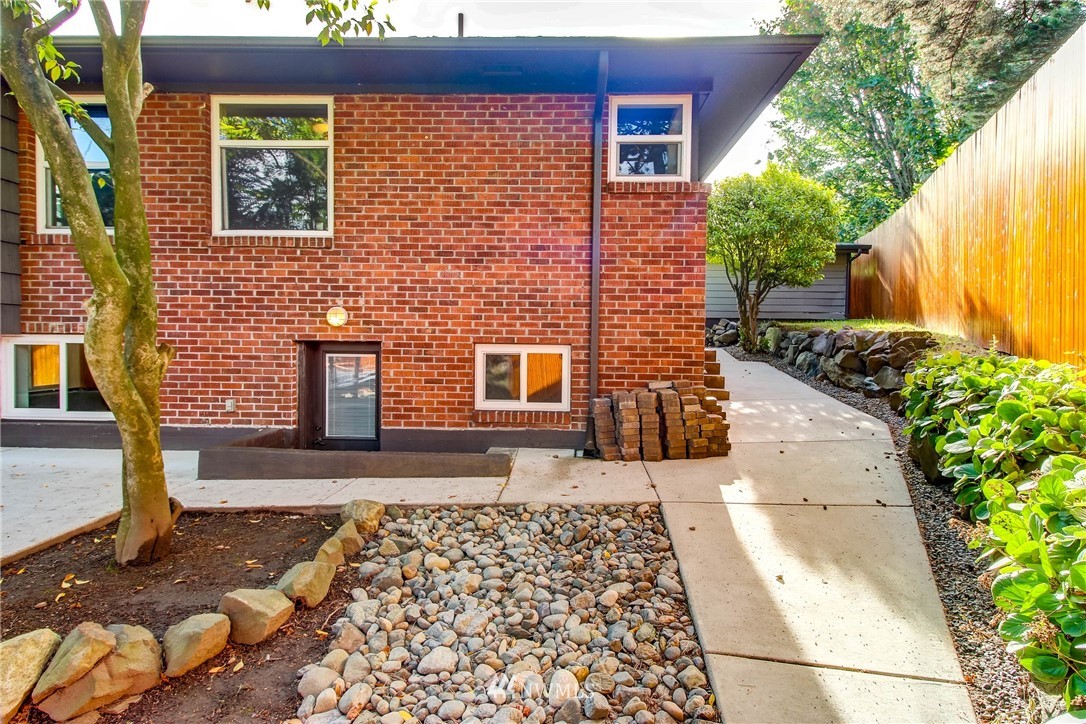 8250 Corliss Avenue North Seattle, WA 98103 - Photo 31 of 37