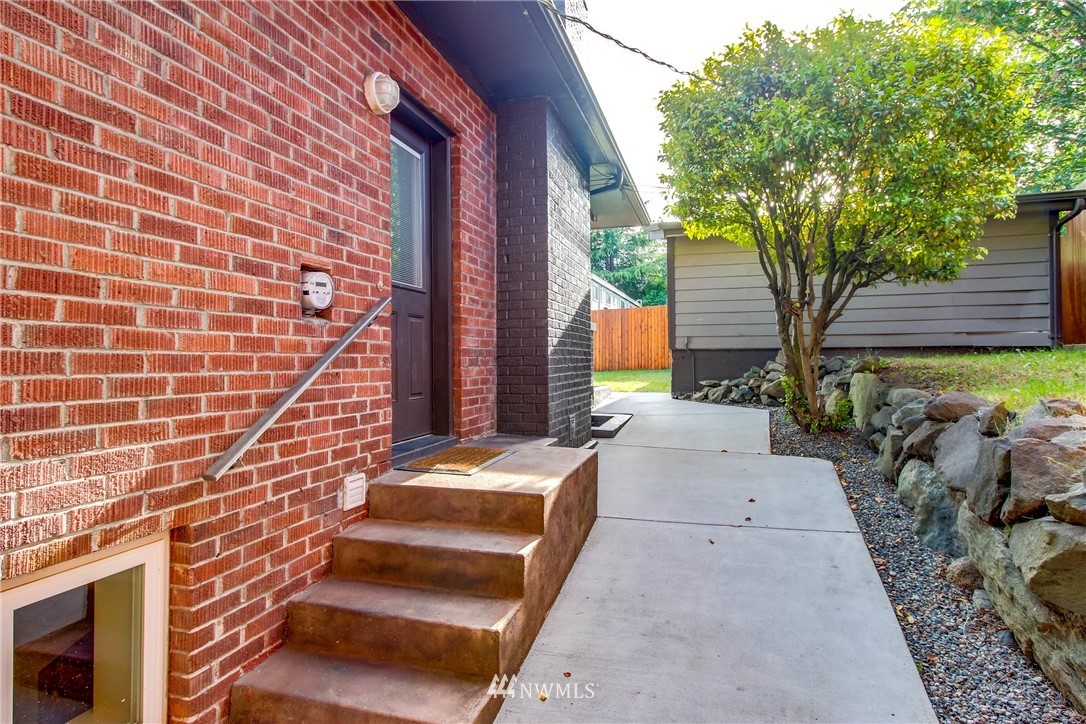 8250 Corliss Avenue North Seattle, WA 98103 - Photo 32 of 37