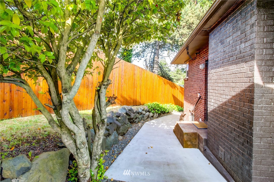 8250 Corliss Avenue North Seattle, WA 98103 - Photo 33 of 37