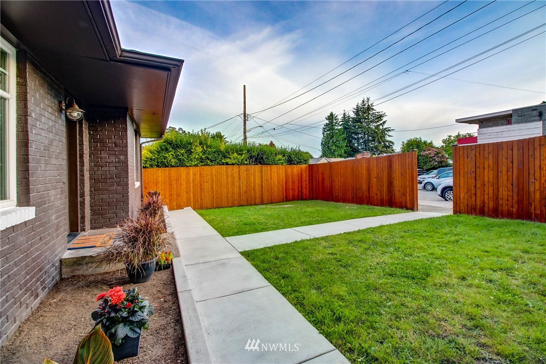 8250 Corliss Avenue North Seattle, WA 98103 - Photo 5 of 37