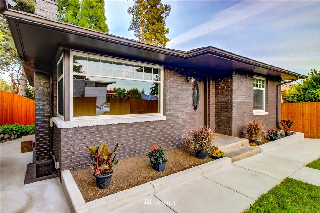 8250 Corliss Avenue North Seattle, WA 98103 - Photo 6 of 37