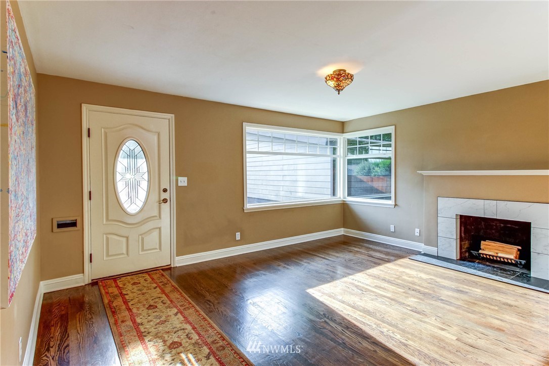 8250 Corliss Avenue North Seattle, WA 98103 - Photo 8 of 37