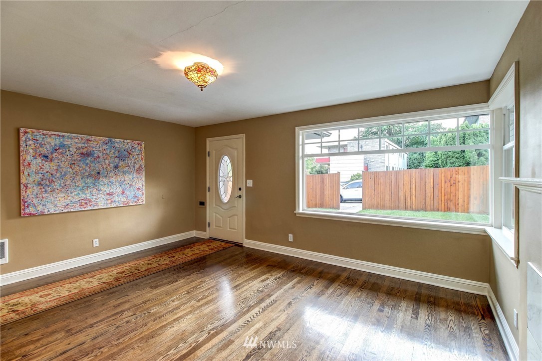 8250 Corliss Avenue North Seattle, WA 98103 - Photo 9 of 37