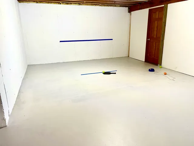 a picture of a cabinet