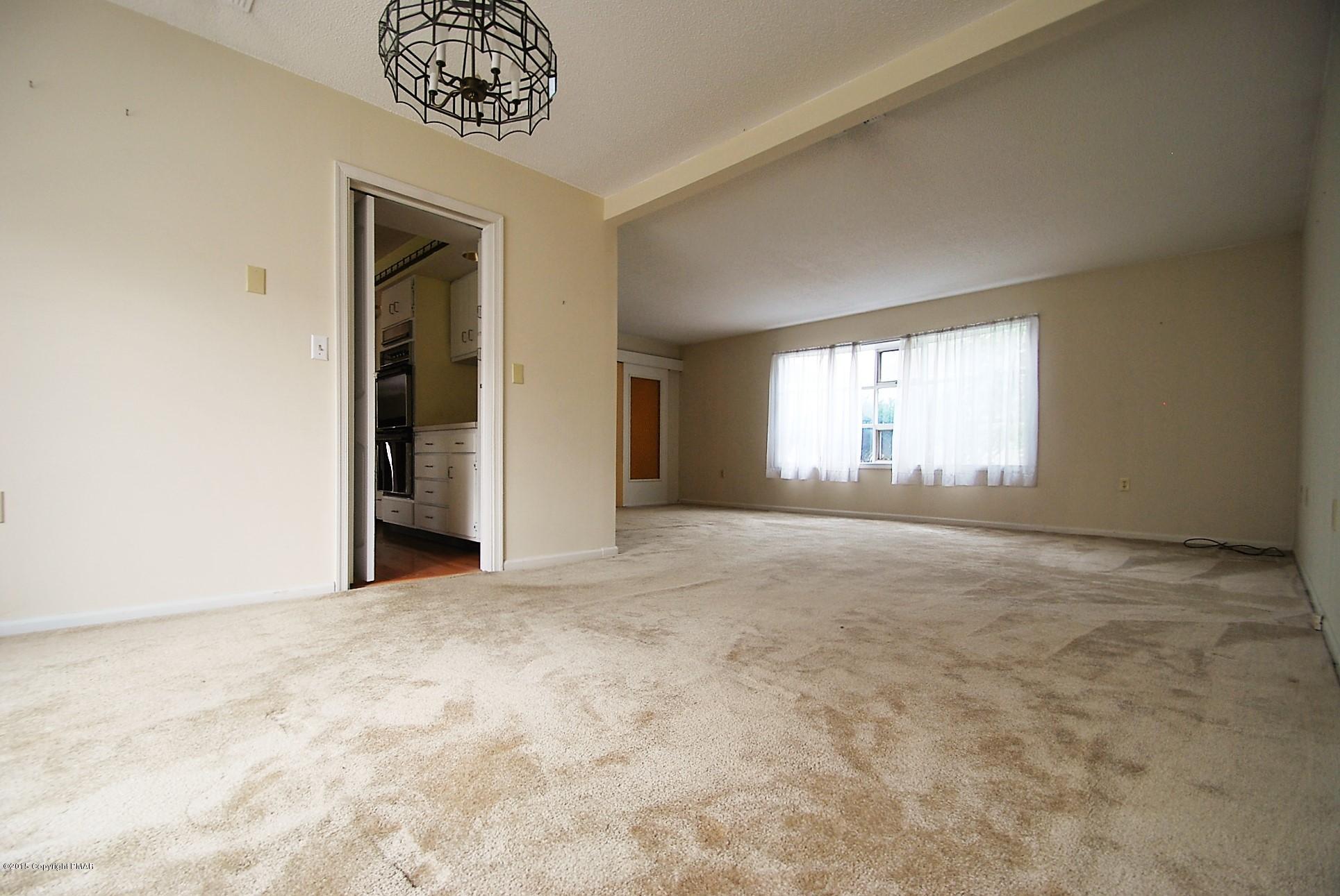 205 Valley Stream Road Stroudsburg, PA 18360 - Photo 17 of 50 Dining Room