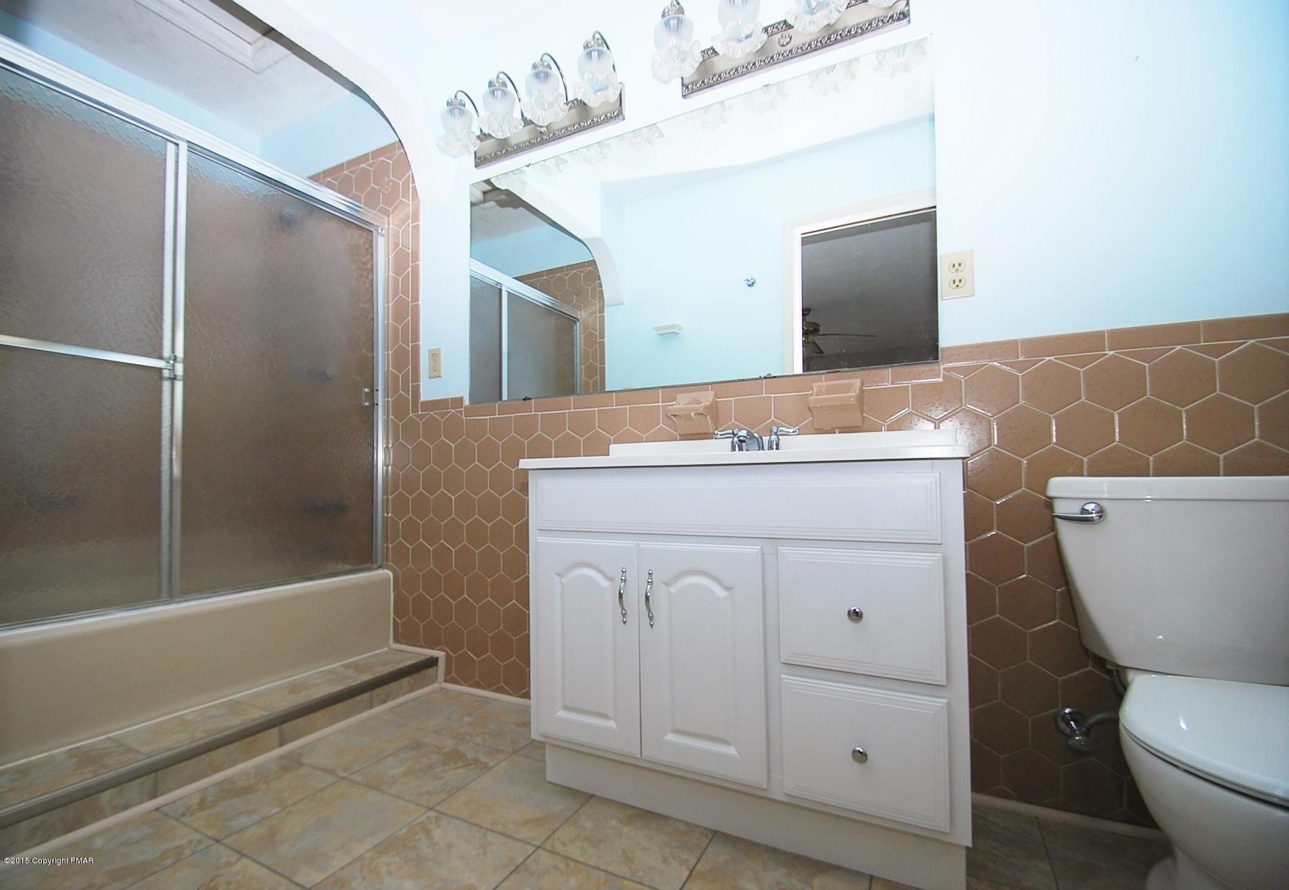 205 Valley Stream Road Stroudsburg, PA 18360 - Photo 32 of 50 Master Bath