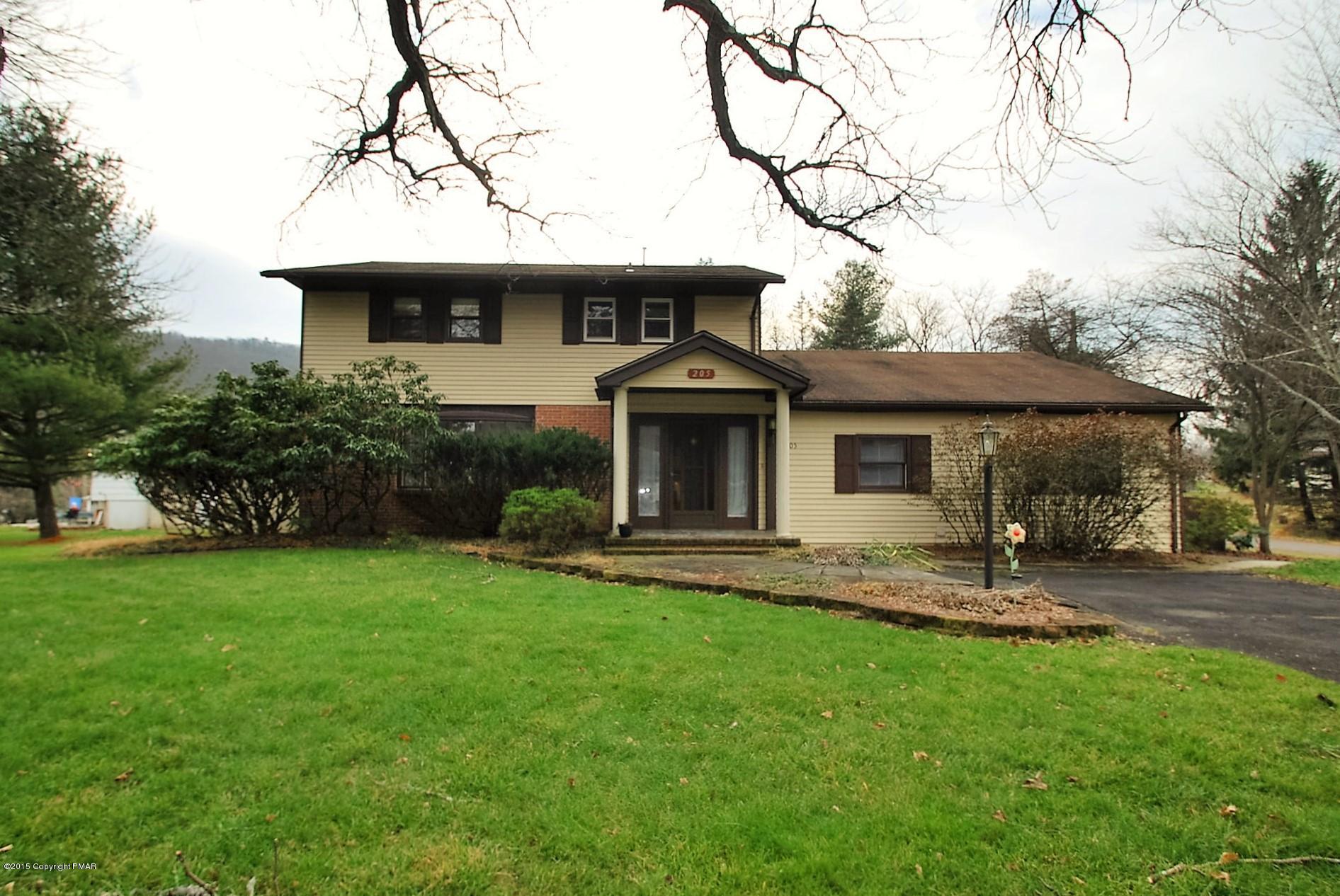 205 Valley Stream Road Stroudsburg, PA 18360 - Photo 4 of 50 Spacious Home