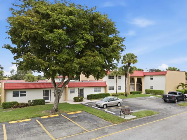 $2,200 | 135 Lake Carol Drive, Unit 135, West Palm Beach, FL 33411