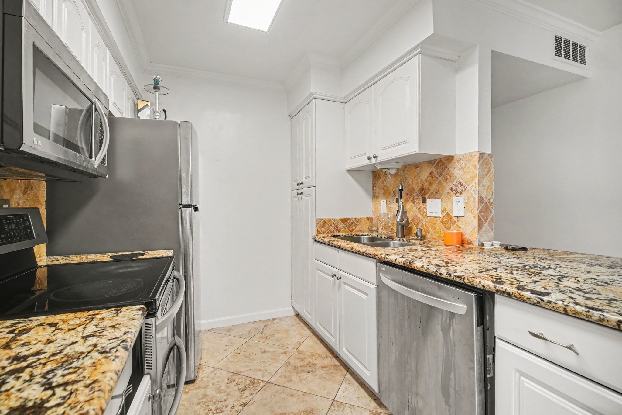 5801 Lumberdale Road, Unit 78 Houston, TX 77092 - Photo 9 of 35 Experience culinary delight in this stylish kitchen featuring sleek stainless steel appliances, elegant granite countertops, and charming tile accents.