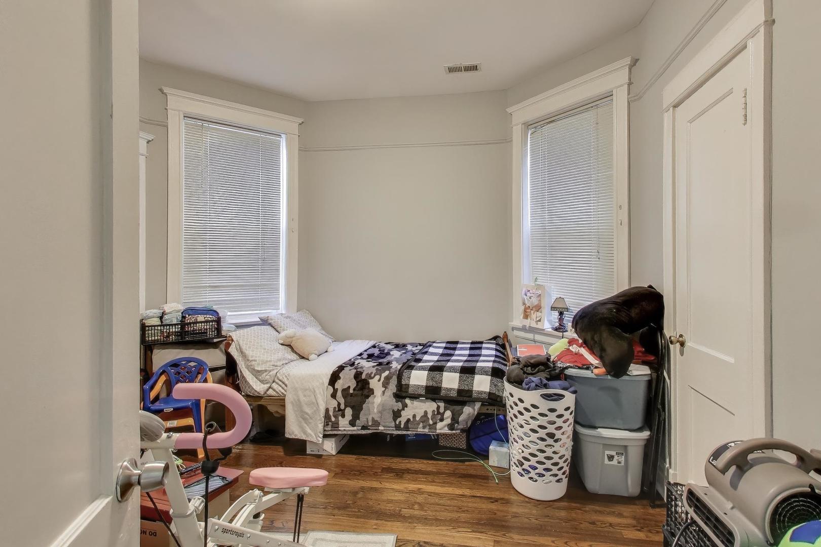 6149 South Rhodes Avenue Chicago, IL 60637 - Photo 13 of 50 a bedroom with bed and a window