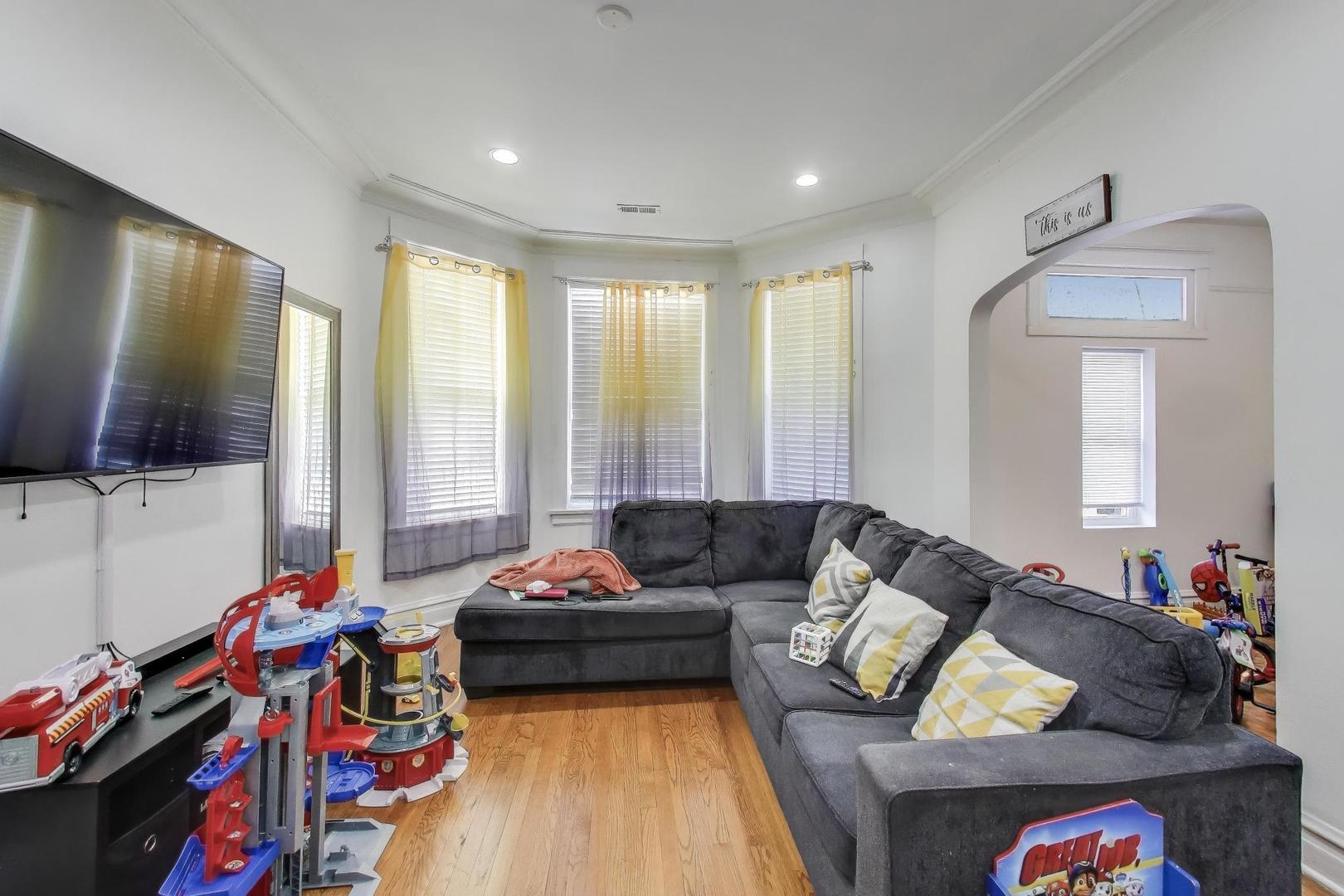 6149 South Rhodes Avenue Chicago, IL 60637 - Photo 18 of 50 a living room with furniture and a flat screen tv
