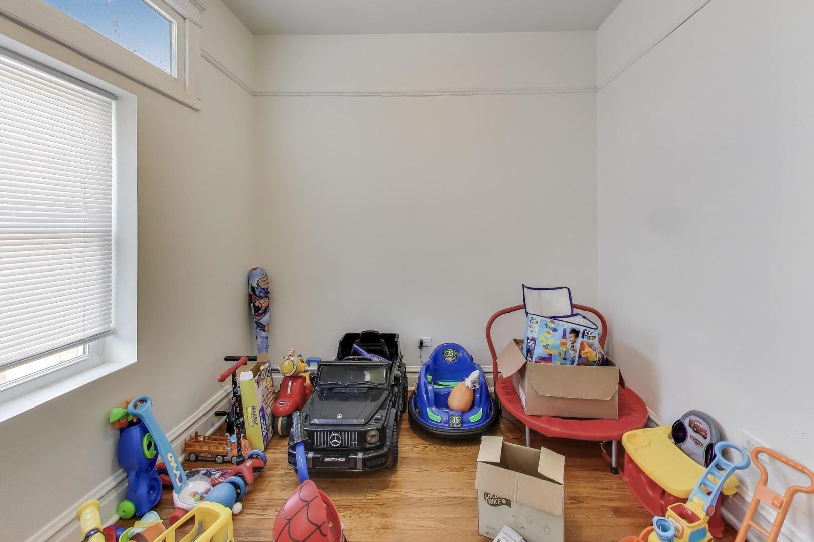6149 South Rhodes Avenue Chicago, IL 60637 - Photo 20 of 50 a room with toys and toys