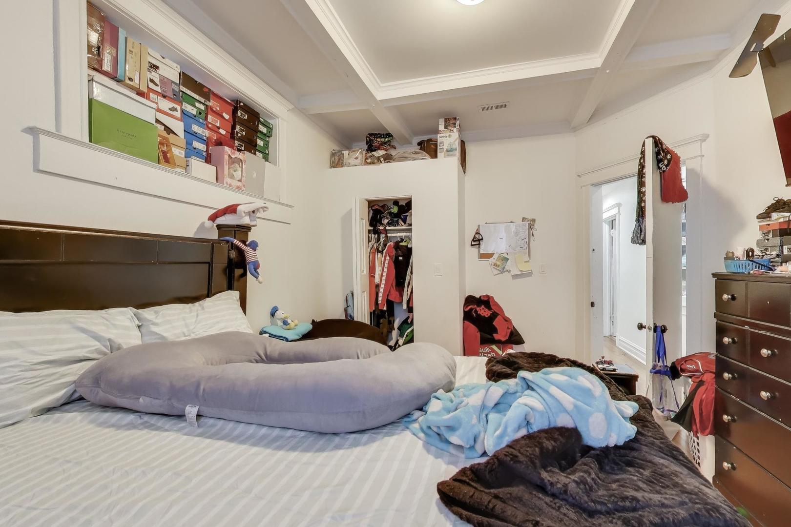 6149 South Rhodes Avenue Chicago, IL 60637 - Photo 26 of 50 a bedroom with a bed and a painting on the wall