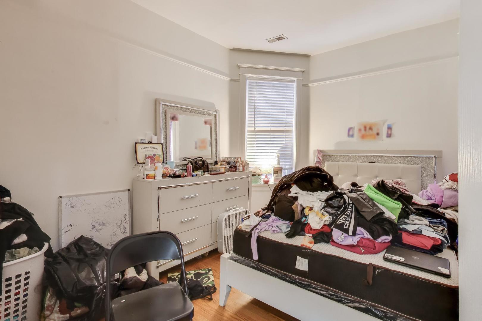 6149 South Rhodes Avenue Chicago, IL 60637 - Photo 27 of 50 a living room with furniture and a window