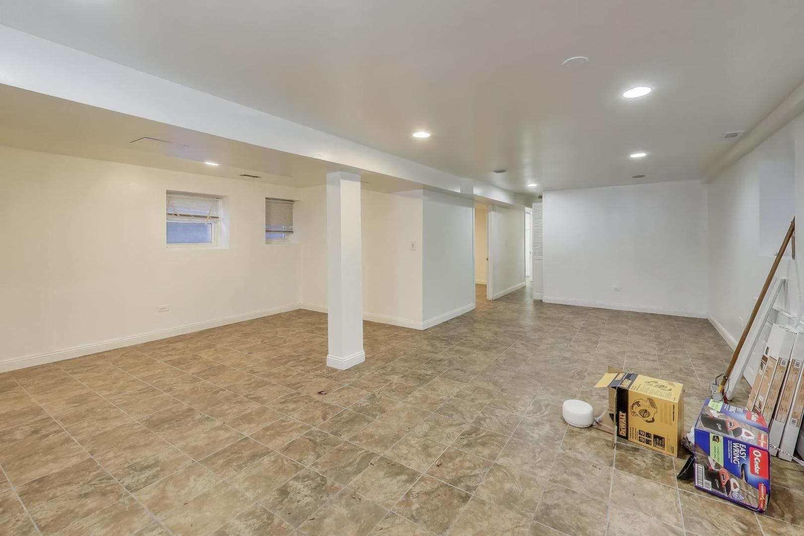 6149 South Rhodes Avenue Chicago, IL 60637 - Photo 30 of 50 a view of an empty room