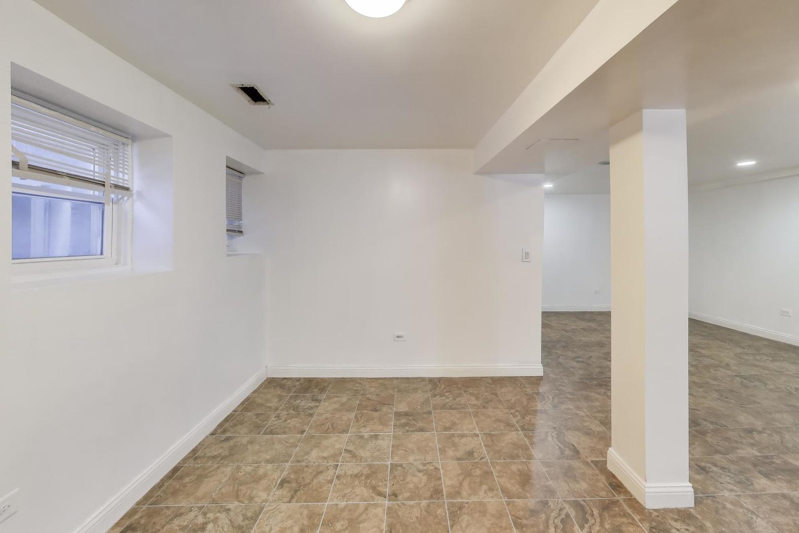 6149 South Rhodes Avenue Chicago, IL 60637 - Photo 32 of 50 a view of an empty room