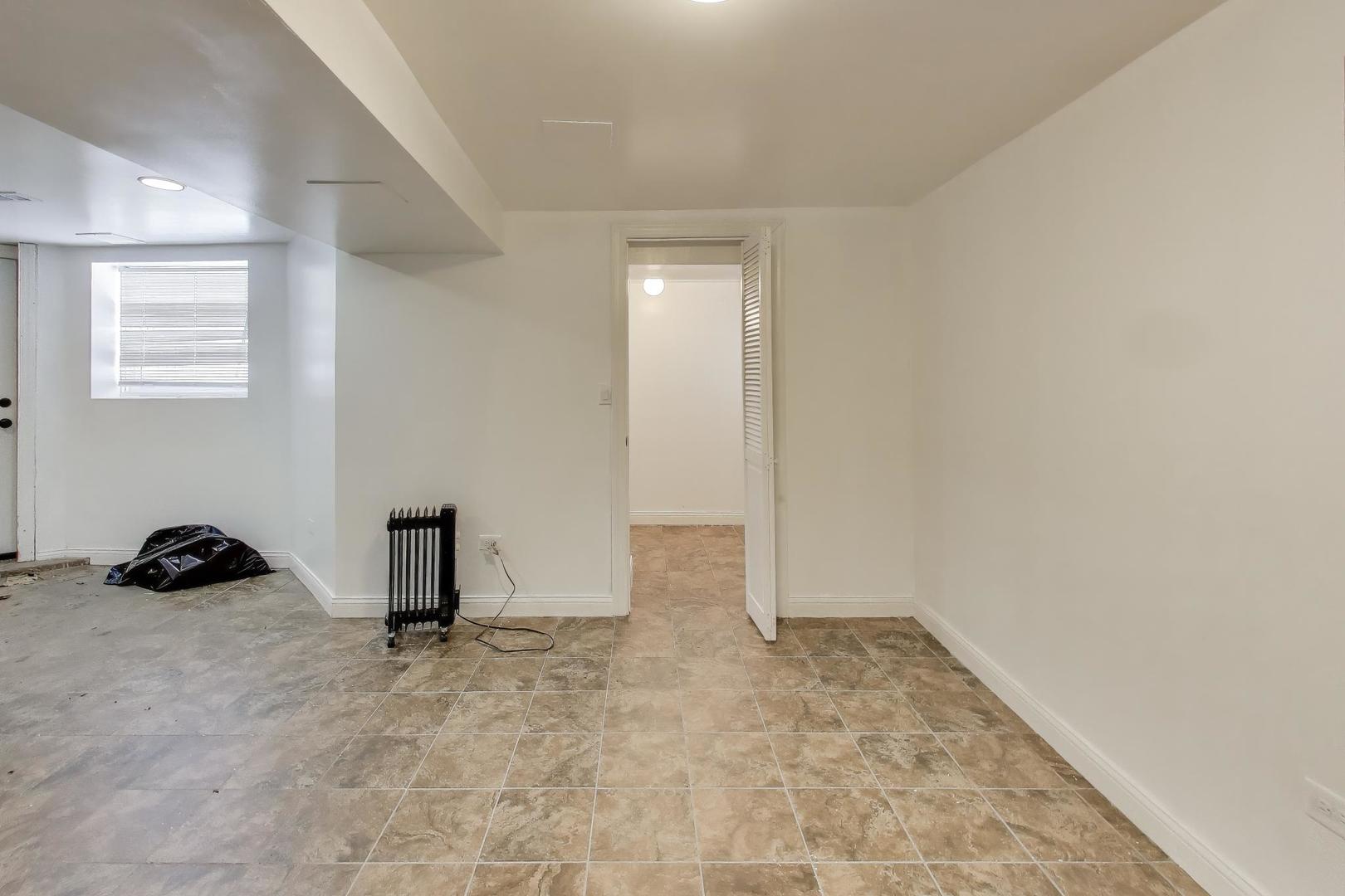 6149 South Rhodes Avenue Chicago, IL 60637 - Photo 33 of 50 a view of an empty room and window