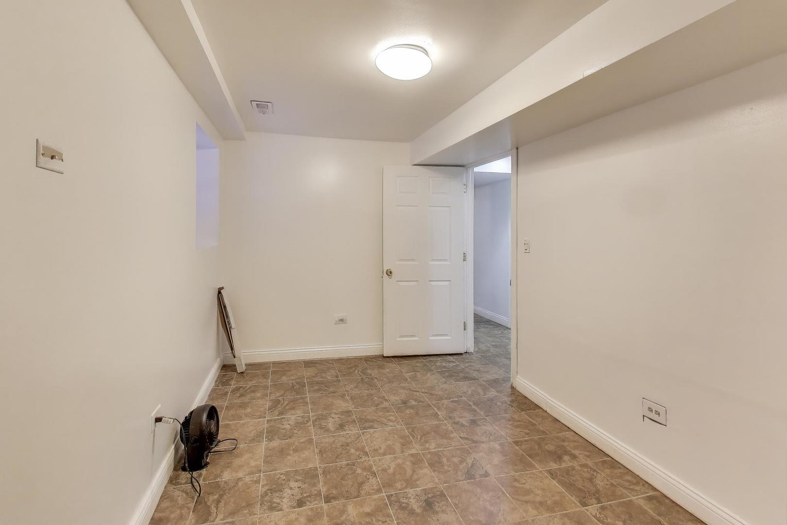 6149 South Rhodes Avenue Chicago, IL 60637 - Photo 39 of 50 an empty room with cabinet