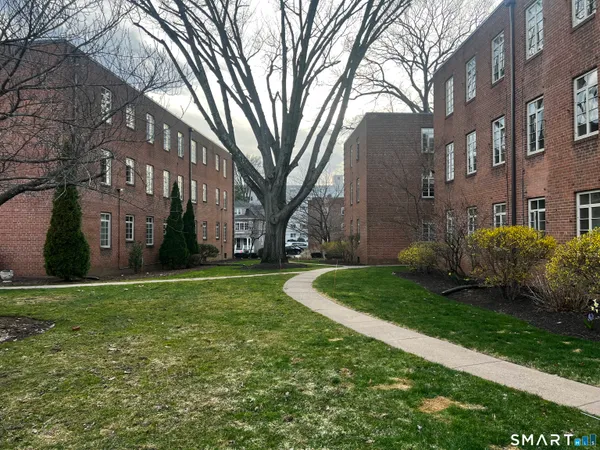 $2,200 | 869 Farmington Avenue, Unit 206, West Hartford, CT 06119