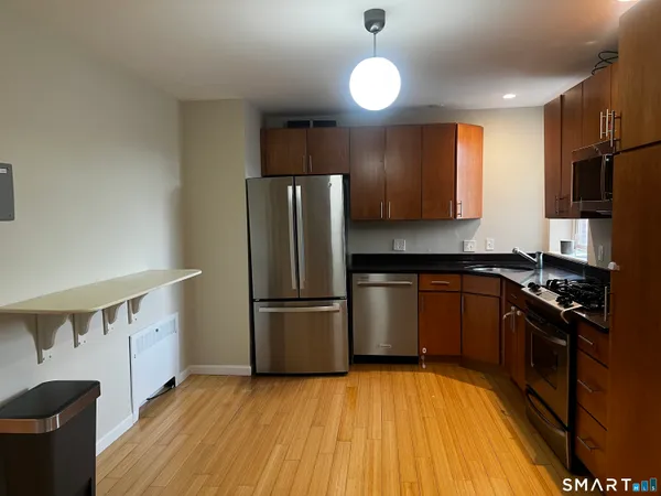 $2,200 | 869 Farmington Avenue, Unit 206, West Hartford, CT 06119