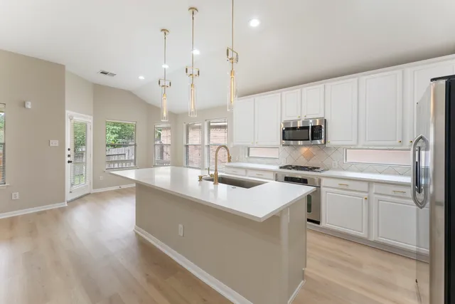 $2,700 | 99 East Foxbriar Forest Circle, The Woodlands, TX 77382