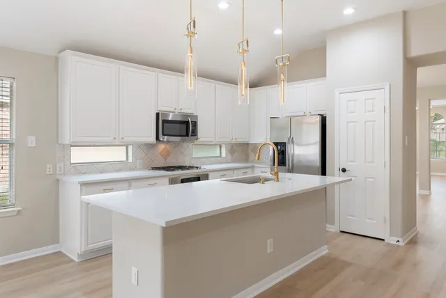 $2,700 | 99 East Foxbriar Forest Circle, The Woodlands, TX 77382