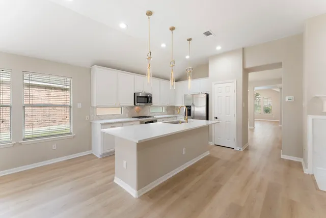 $2,700 | 99 East Foxbriar Forest Circle, The Woodlands, TX 77382