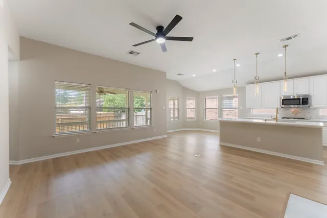 $2,700 | 99 East Foxbriar Forest Circle, The Woodlands, TX 77382