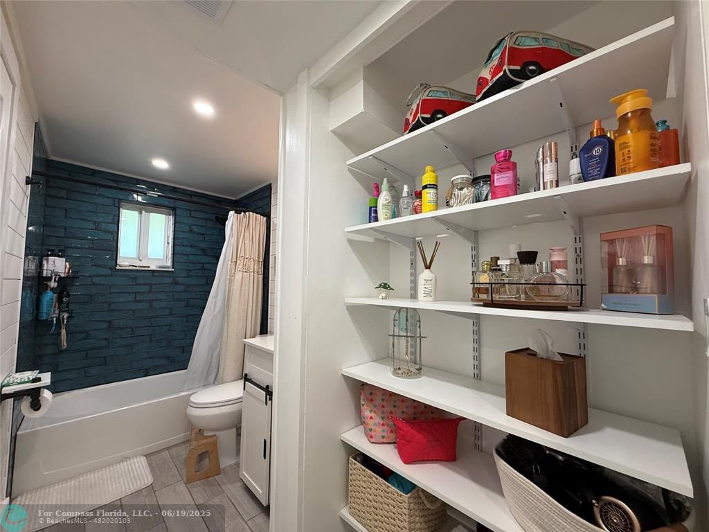 22990 Southwest 156th Avenue Miami, FL 33170 - Photo 12 of 41 a bathroom with a toilet a sink and a bathtub