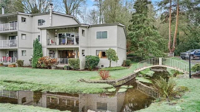 a view of a yard in front of house