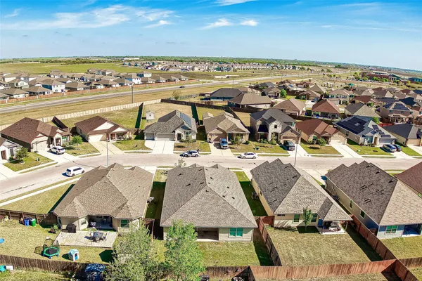 $2,000 | 133 Beth Ann Loop, Taylor, TX 76574