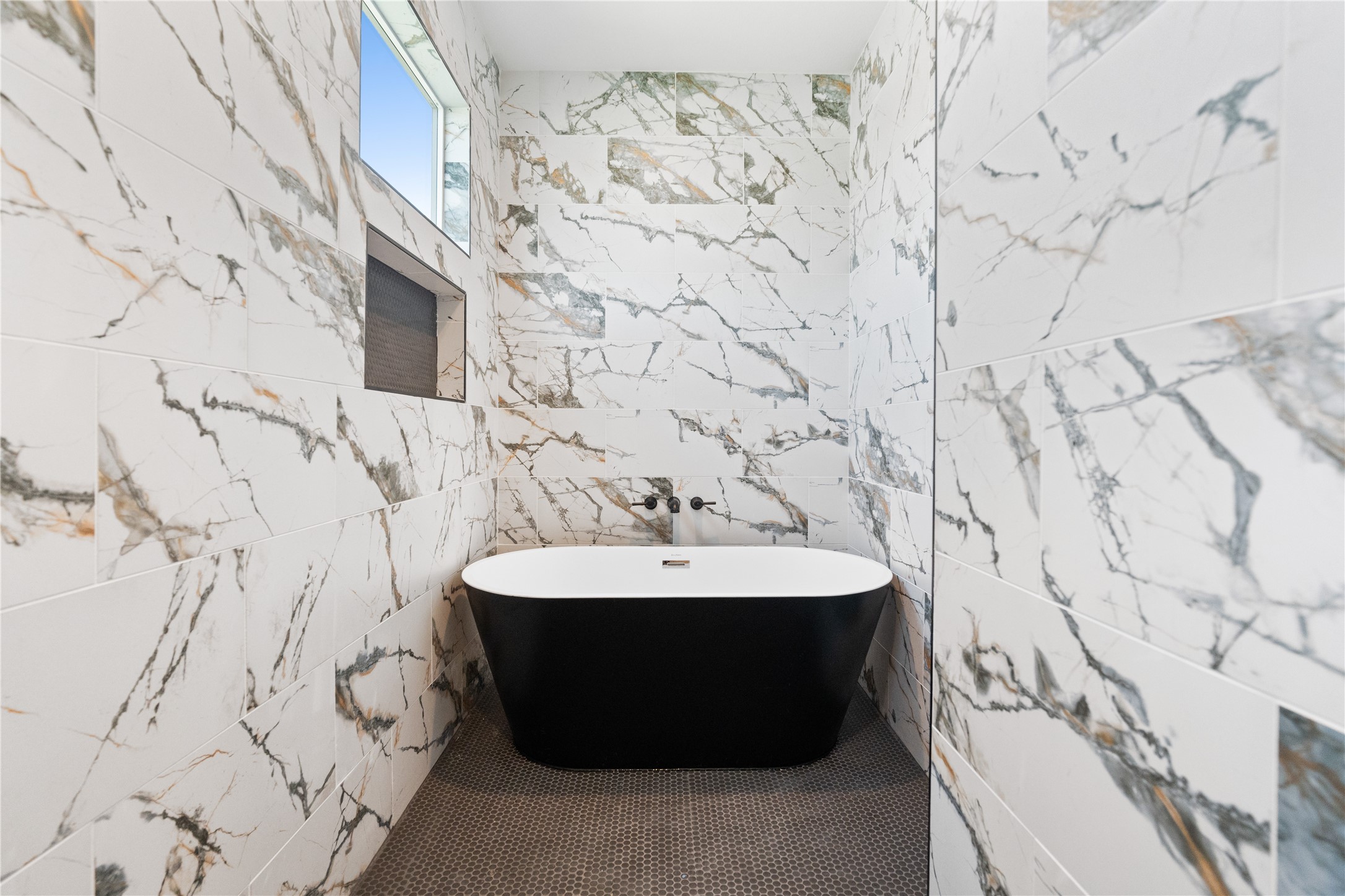 1112 Hogan Street Houston, TX 77009 - Photo 18 of 31 a bathroom with a sink and mirror