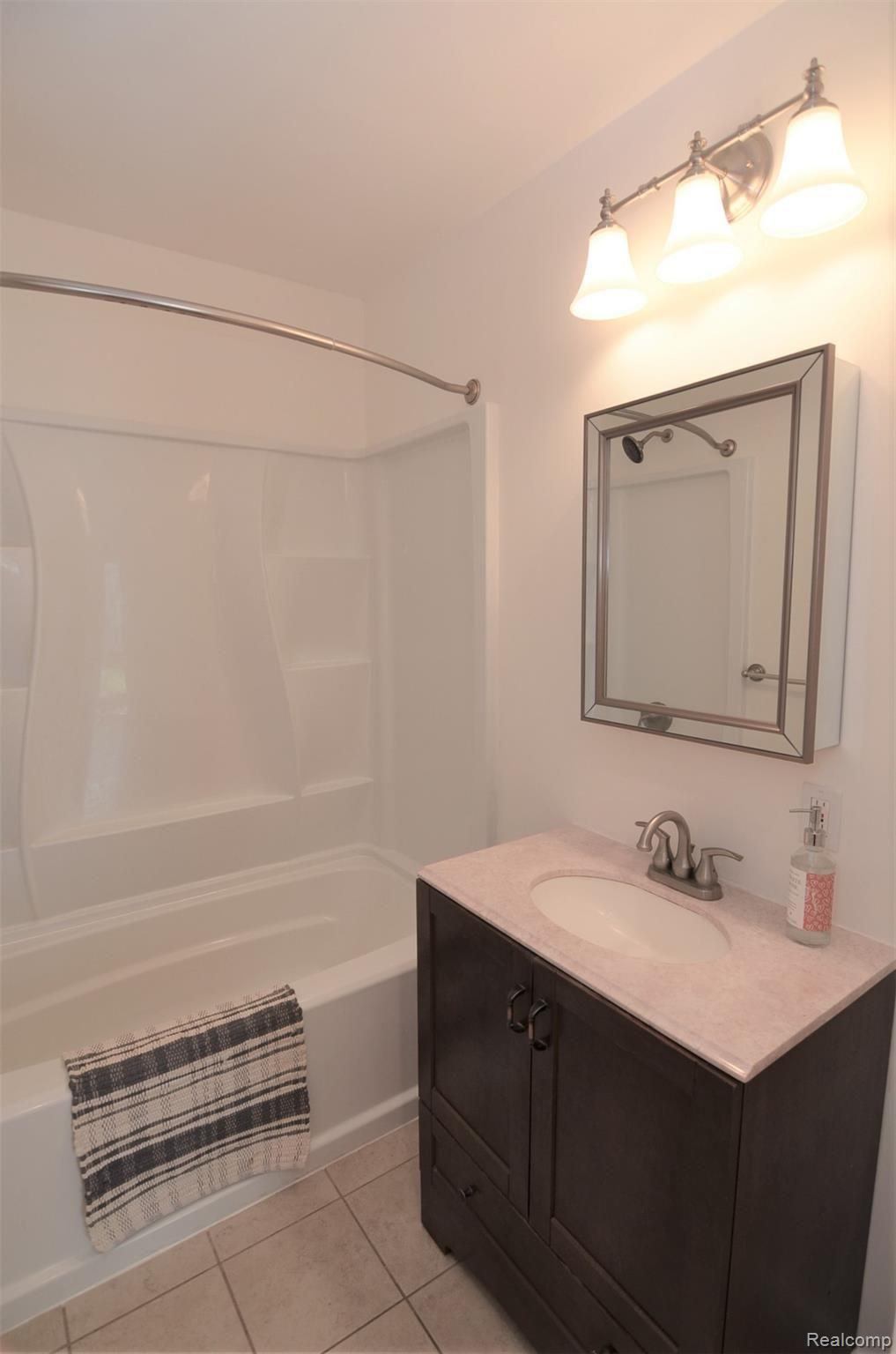2402 South Long Lake Road Fenton, MI 48430 - Photo 8 of 18 FULL FAMILY BATH