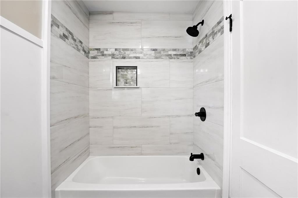 1430 Old Butler Road New Castle, PA 16101 - Photo 19 of 31 a bathroom with a bathtub