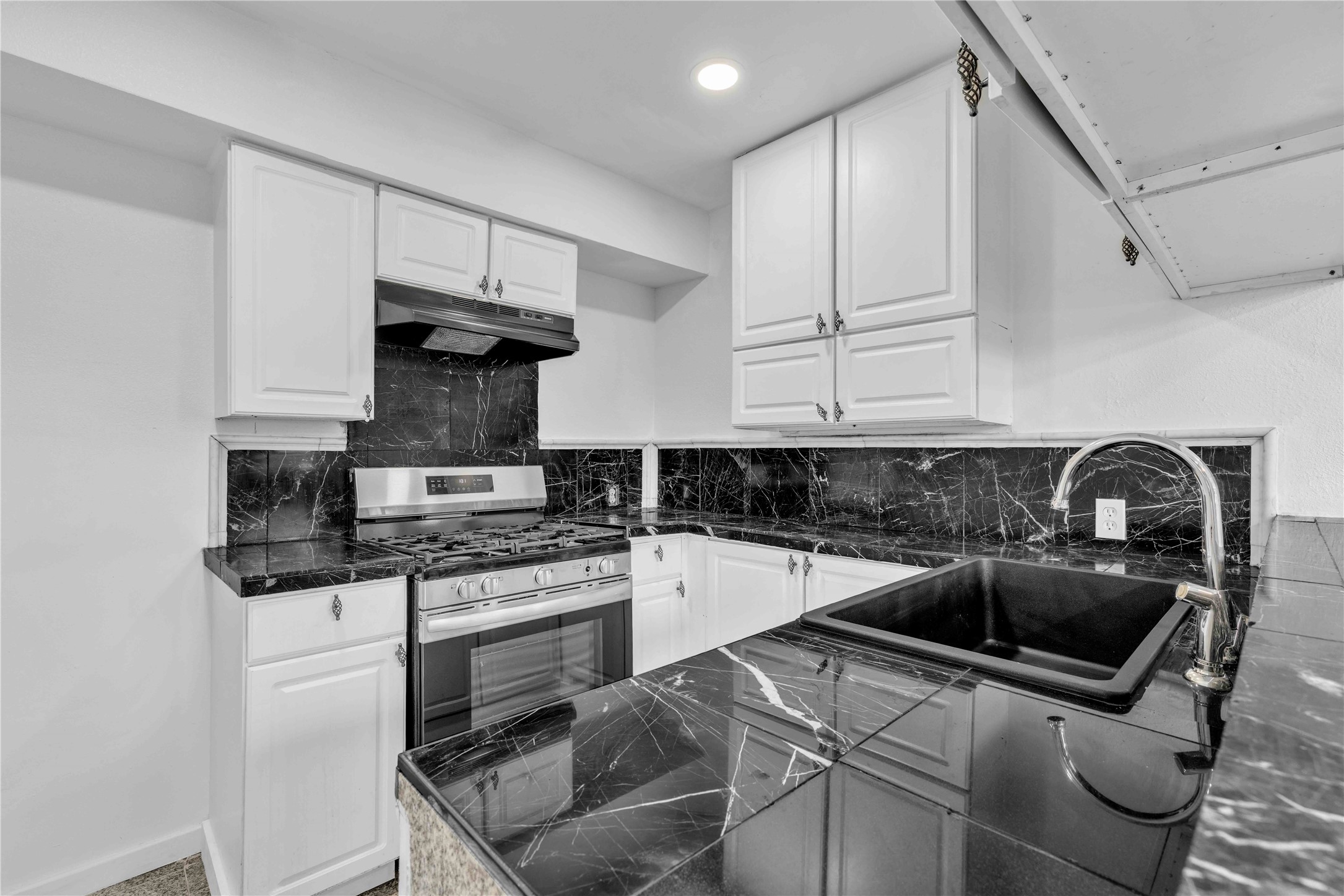 5210 Woodrow Avenue Austin, TX 78756 - Photo 4 of 21