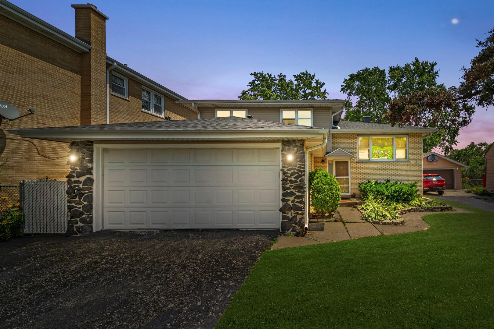 10529 Lyman Avenue Chicago Ridge, IL 60415 - Photo 2 of 45 a view of a back yard of the house