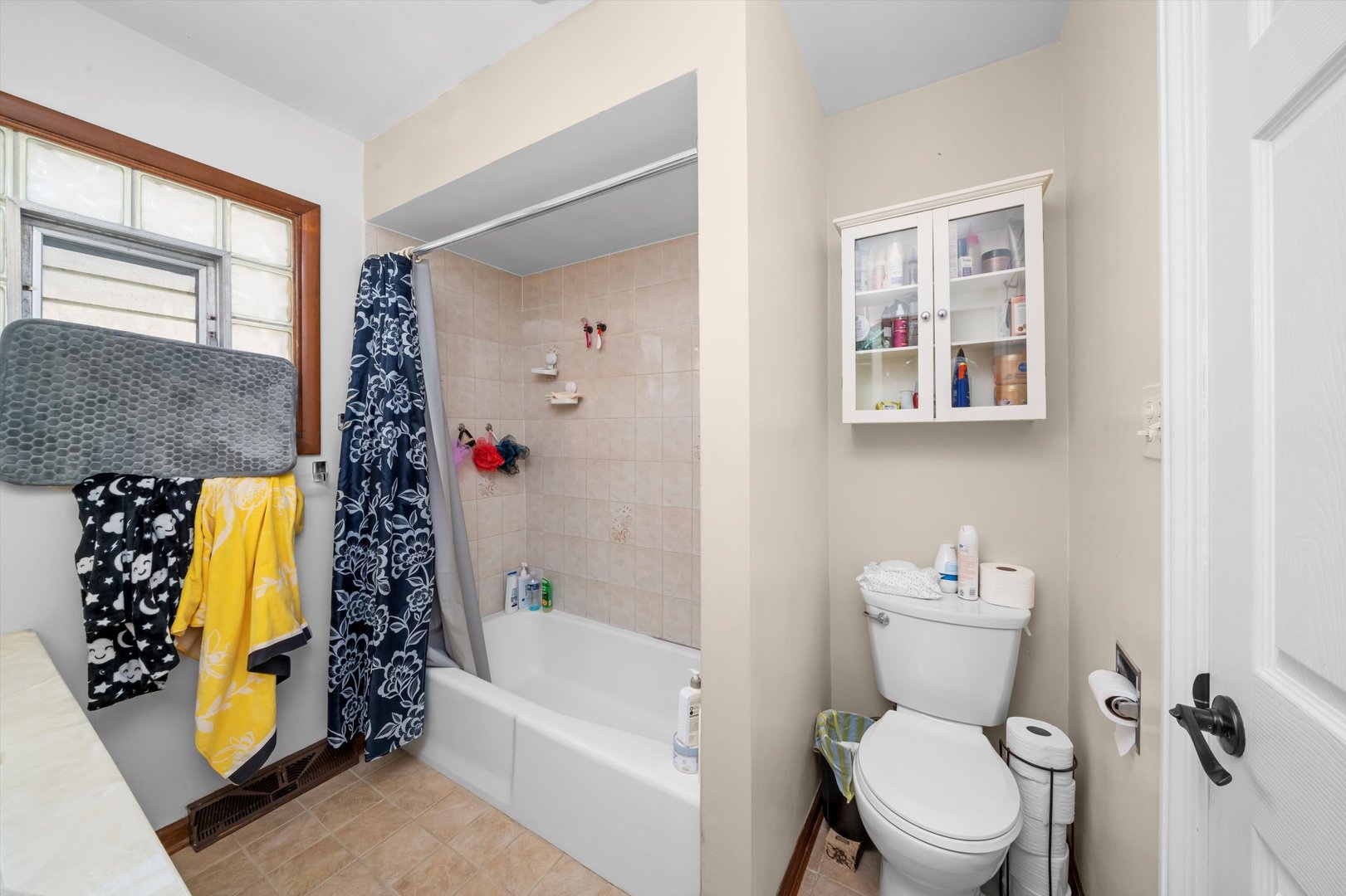 10529 Lyman Avenue Chicago Ridge, IL 60415 - Photo 34 of 45 a bathroom with a toilet and a bathtub