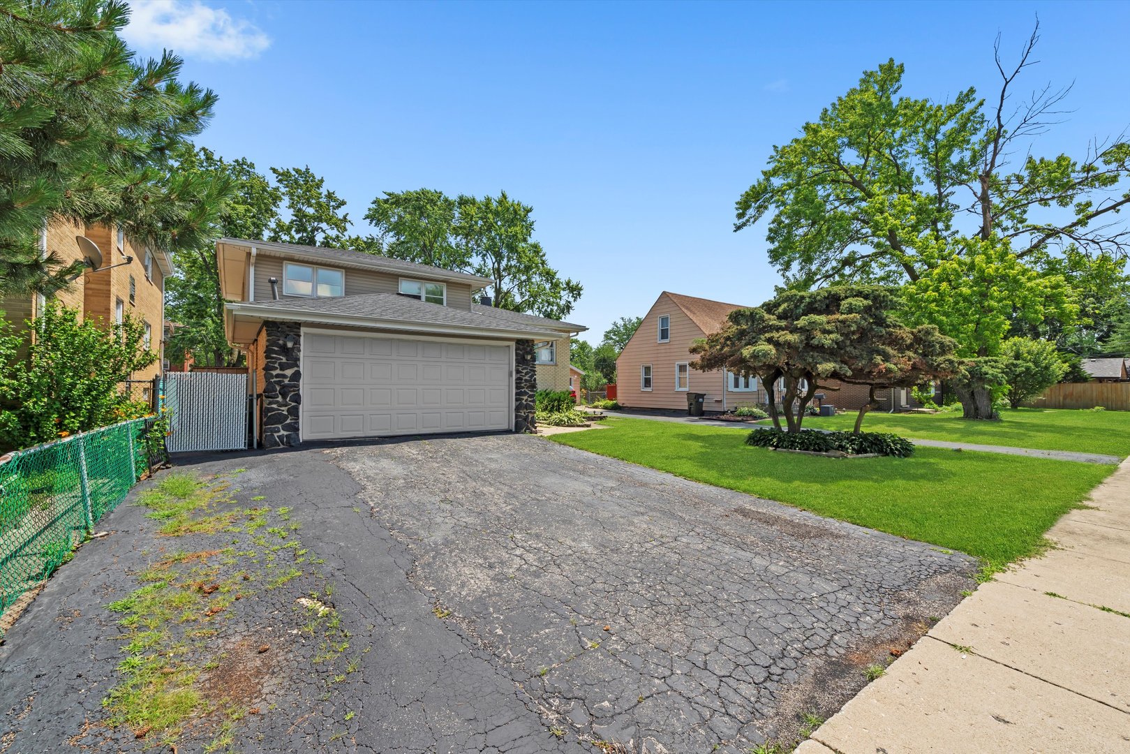 10529 Lyman Avenue Chicago Ridge, IL 60415 - Photo 43 of 45 a front view of a house with garden