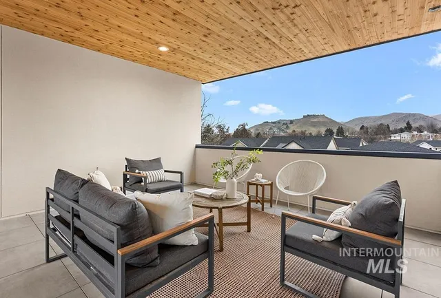 $739,000 | 3382 West Whimbrel Lane, Unit MIDDLE, Boise, ID 83703