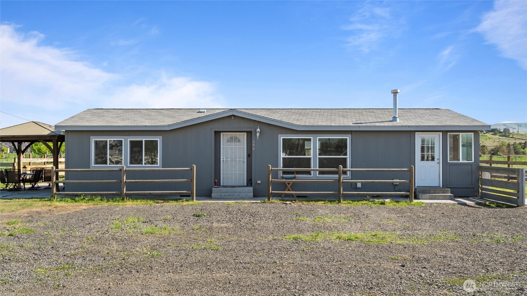 398 Balm Street Touchet, WA 99360 - Photo 4 of 40 front view of a house with a yard