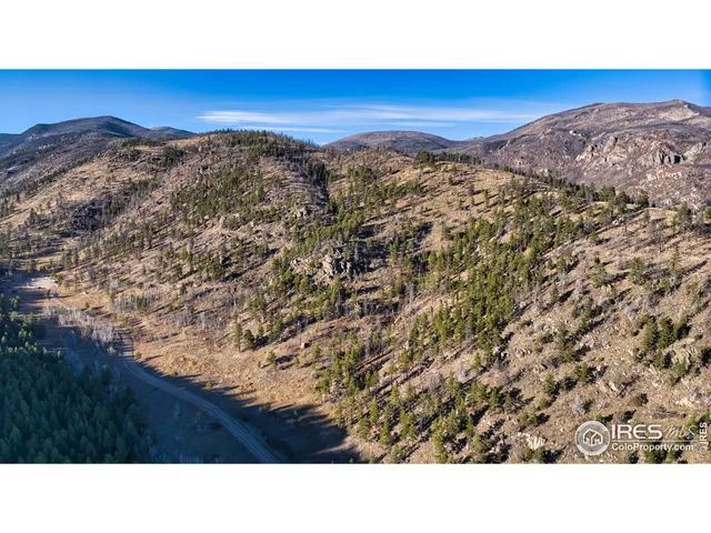 a black and white photo of a building