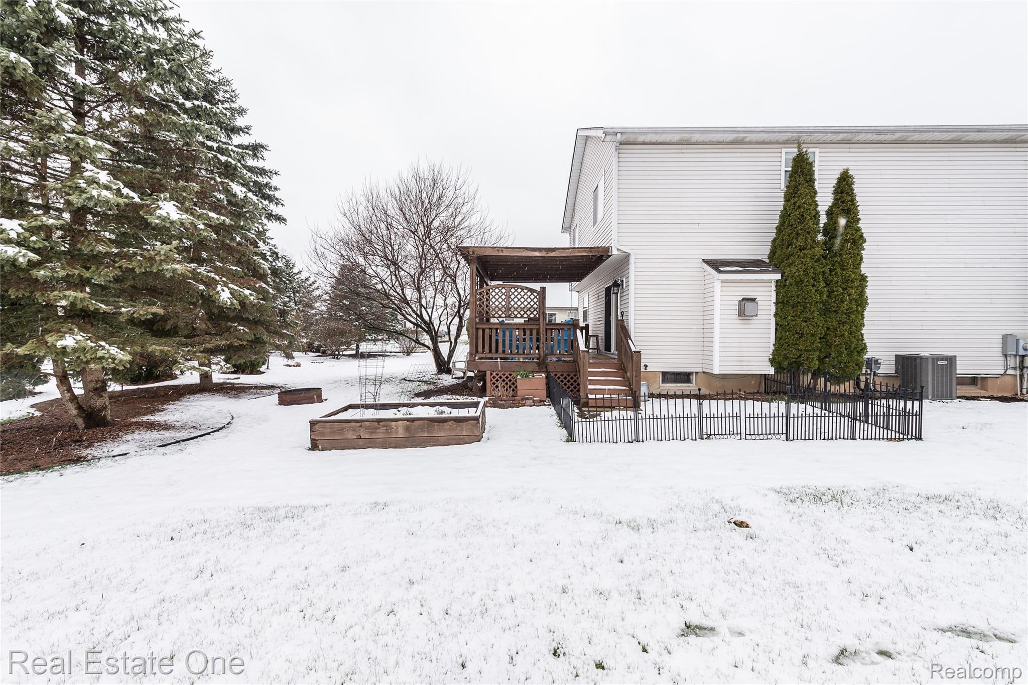 2358 Summit Cedar Howell, MI 48855 - Photo 4 of 55 DSC_4.jpg